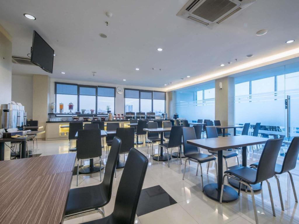 Hotel 88 Grogol By Wh Yakarta Exterior foto